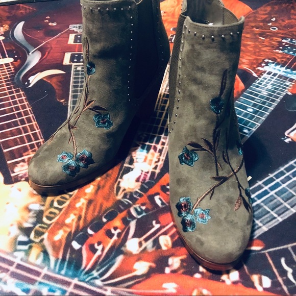 Crown Vintage Gray Embroidered Ankle Booties! - Picture 4 of 14